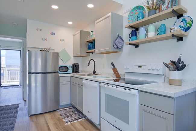 Building Photo - FURNISHED OFF-SEASON MONTHLY RENTAL-STARTI...