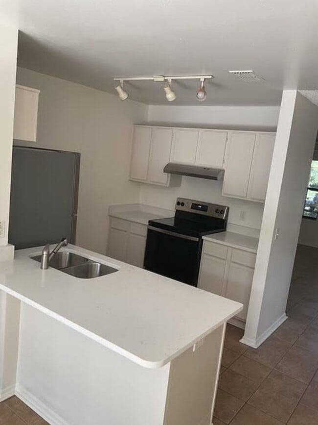 Building Photo - Beautiful Newly Renovated 2 Bedroom 2 Bath...