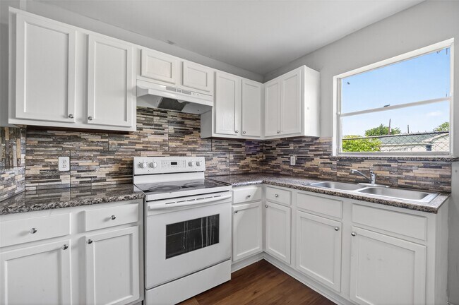 Building Photo - 4118 Sunflower St