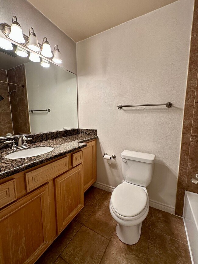 Building Photo - Beautiful Pacific Beach Condo Walking Distance To Beach and Bay