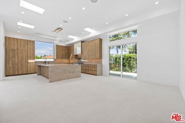 Building Photo - 16851 Encino Hills Dr