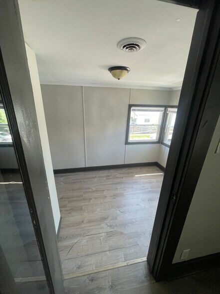 Building Photo - 605 Linwood Ave