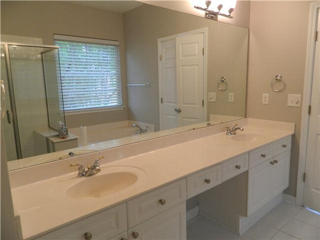Building Photo - Awesome 3BE/2BA home in Brentwood!
