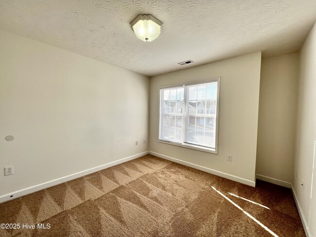 Building Photo - 6034 Larson Pl