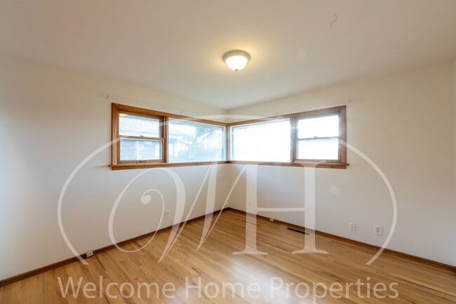 Building Photo - Spacious 5 Bedroom Home with Fenced Yard & Covered Parking