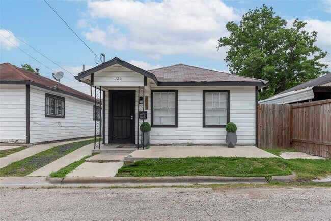 Building Photo - 1211 Cabell St