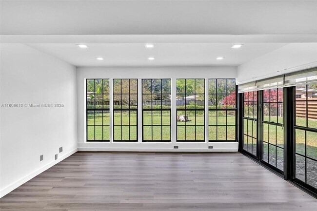 Building Photo - 418 S 57th Way