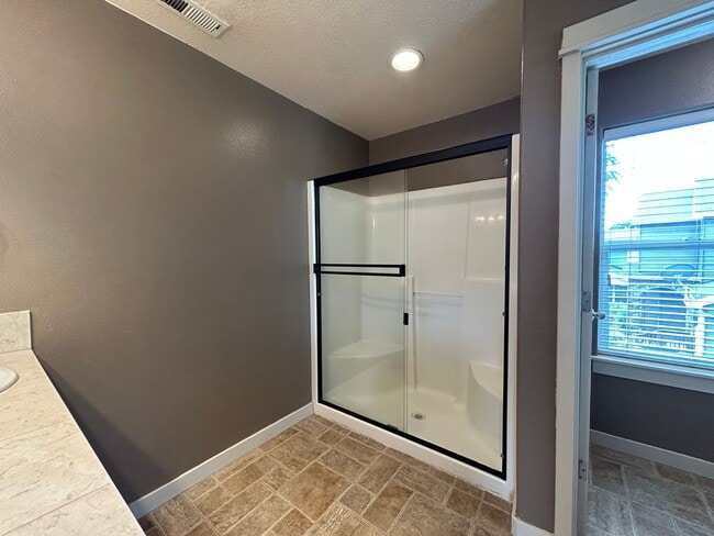 Building Photo - Spacious 4 Bed, 2.5 Bath Home!