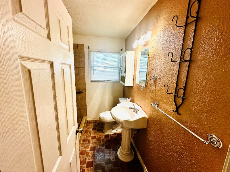 Building Photo - 458 Anton Dr