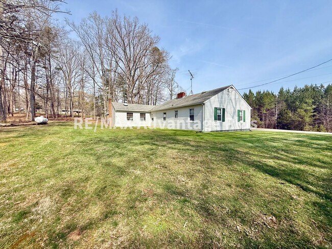 Building Photo - Very Spacious Home with 2 beds/2 baths and a bonus room, close to Charlotte Courthouse