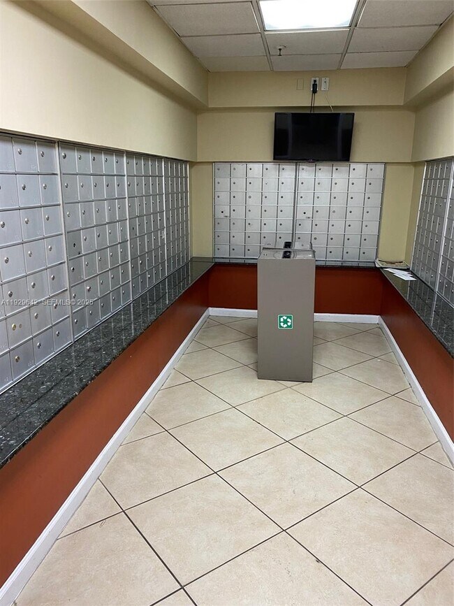 Building Photo - 555 NE 15th St