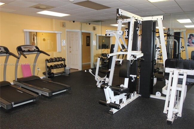 Building Photo - 400 Palm Cir W