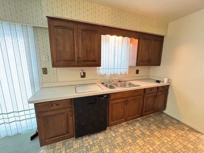 Building Photo - 28556 Milton Ave