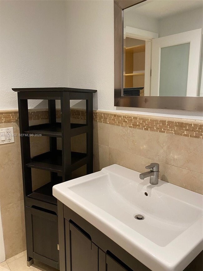 Building Photo - 9373 Fontainebleau Blvd