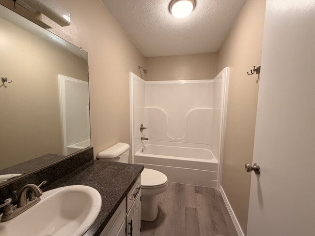 Building Photo - Welcome to this charming 3-bedroom, 2-bathroom home located in the heart of Russellville