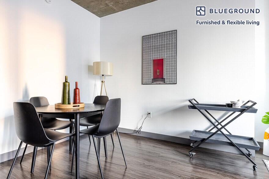 Building Photo - 215 W Lake St