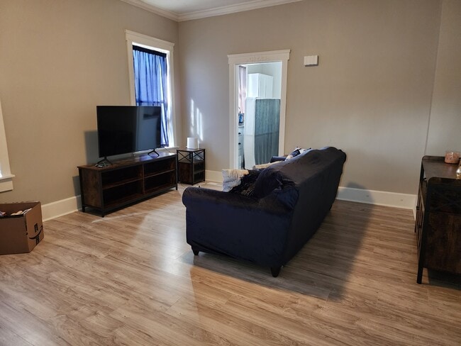 Building Photo - 1115 E 8th St