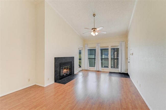 Building Photo - 807 W 25th St