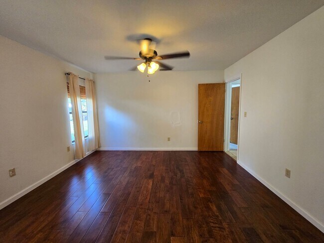 Building Photo - Springtree - Beautiful, spacious home