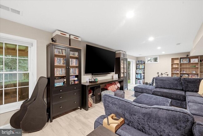 Building Photo - 911 Riva Ridge Dr