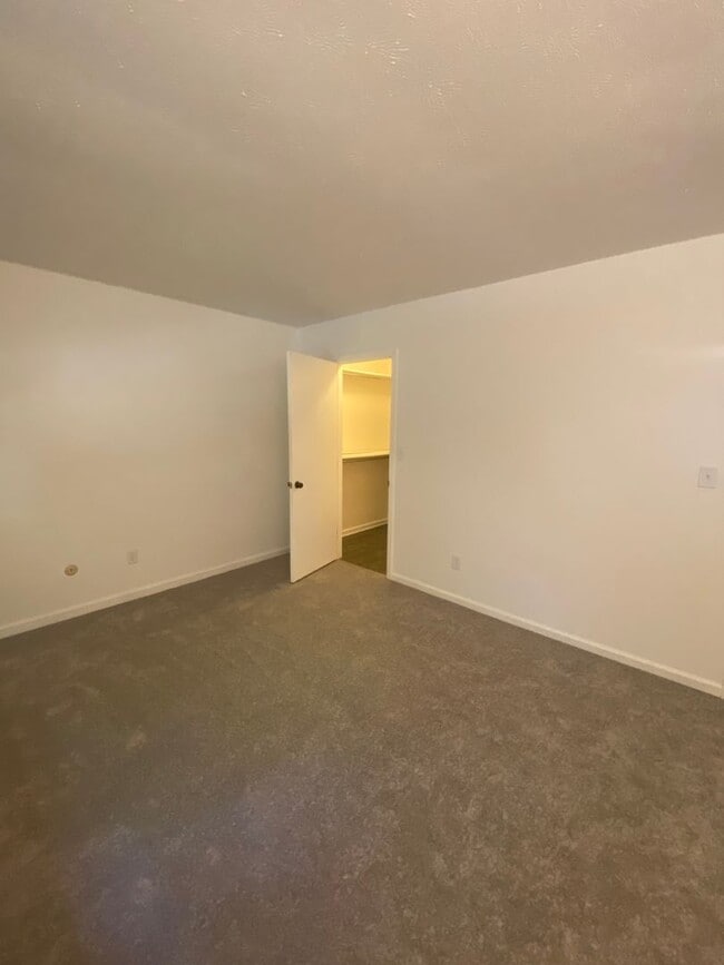 Building Photo - Spacious 2 Bedroom, 2 Bath Single-Story Home