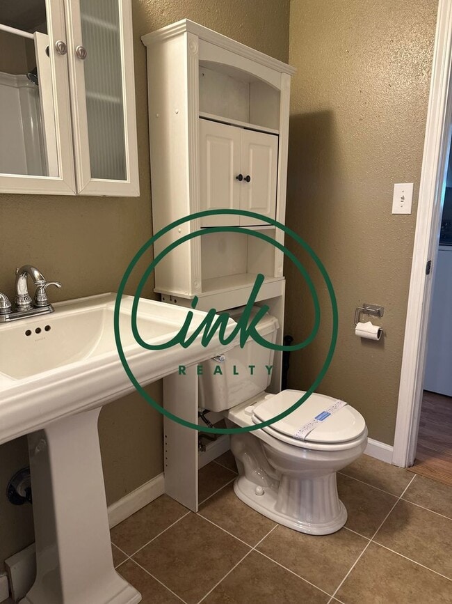 Building Photo - Charming Carson Home