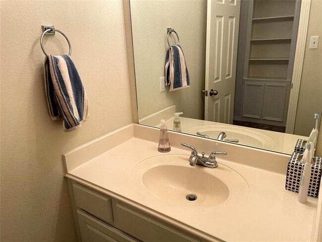 Building Photo - 12755 Mill Ridge Dr