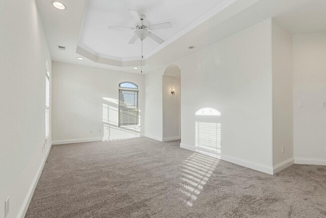Building Photo - 592 Regency Cir