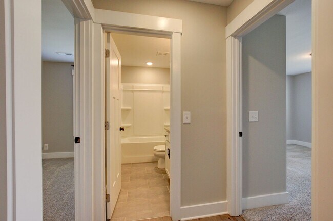 Building Photo - Fresh and Clean 3 bed/2 bath minutes from Exit 8.  Show Stopper!