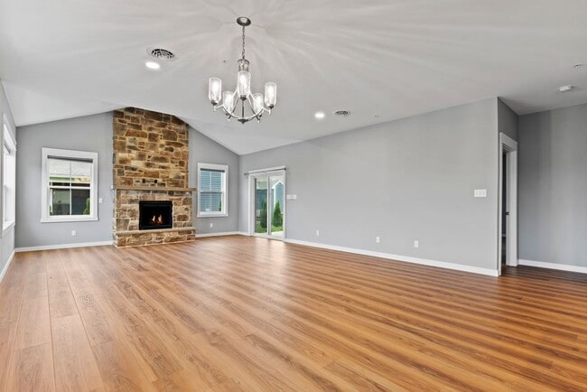 Building Photo - Luxury 3 Bed, 2.5 Bath - Townhome - AVAILABLE Nov. 17, 2025