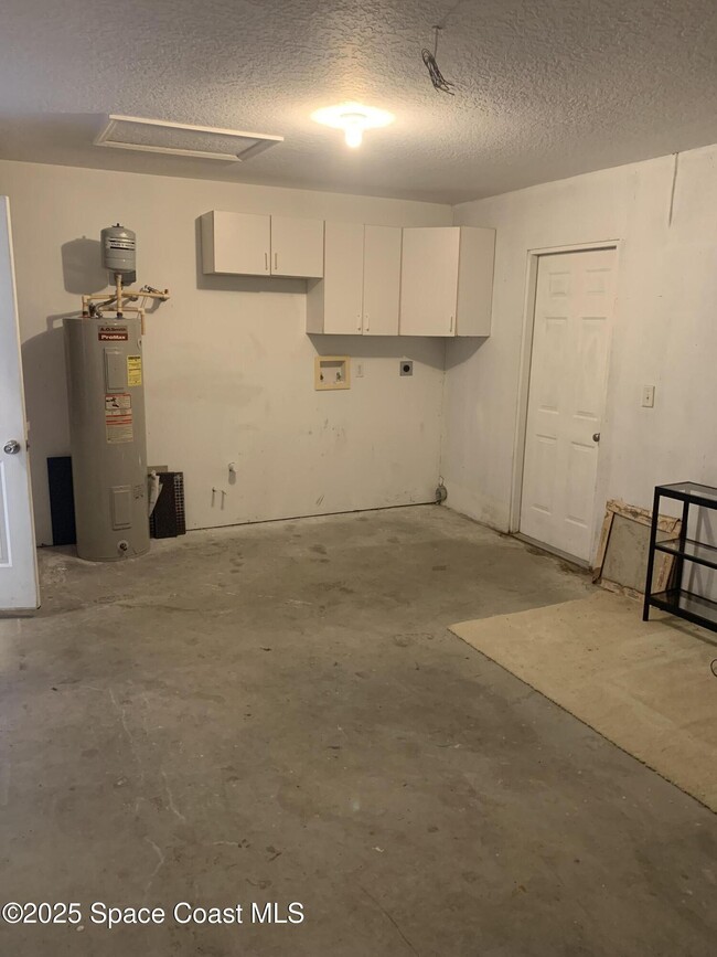 Building Photo - 831 Angela Ave