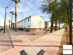 Building Photo - FREE FIRST MONTH'S RENT MOVE IN SPECIAL! Charming 1/1 Apartment in a Prime Phoenix Location - Lower-