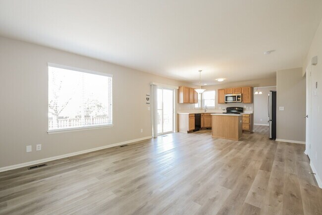 Building Photo - 11983 Dahlia Dr