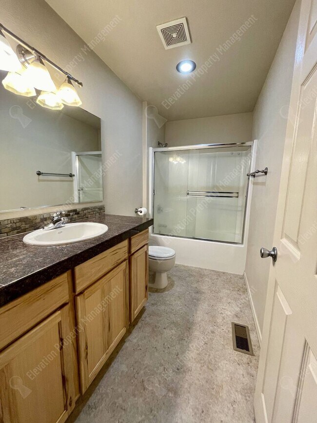 Building Photo - Charming 3-bedroom in heart of Sisters