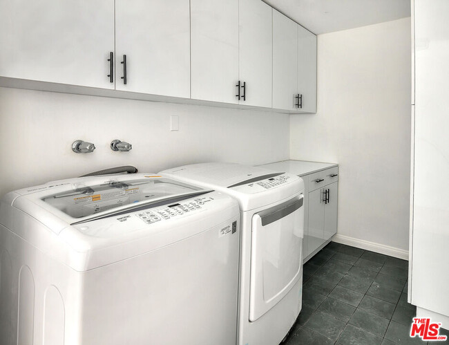 Building Photo - 440 S Roxbury Dr