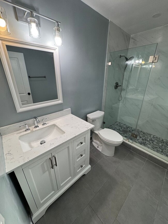 Building Photo - Beautiful 3 bedroom 2 bath Pool Home...  this one is a SHOW STOPPER