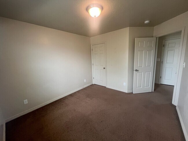 Building Photo - Lovely Home For Rent