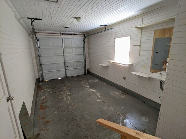 Building Photo - Lovely 3 Bedroom Rambler