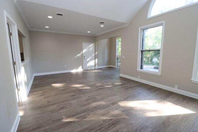 Building Photo - Luxury 3BR/2BA Renovated Condo