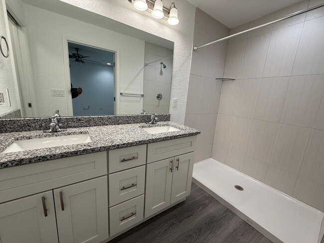 Building Photo - Great Price, Won't Last!!