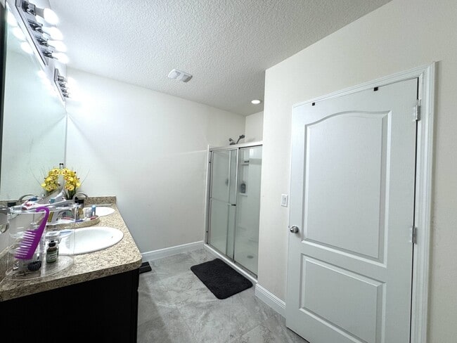 Building Photo - 239 Willow Bend Dr