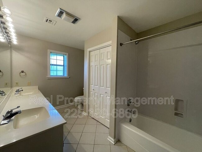 Building Photo - 2422 Riverside Dr