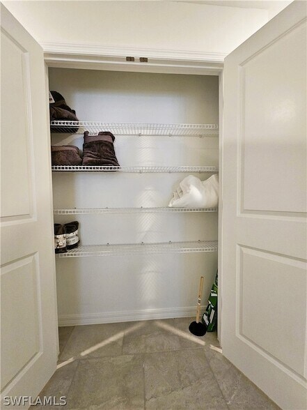 Building Photo - 5739 Oakmont Ct