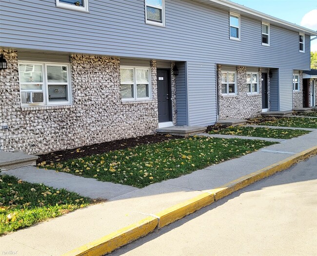 Building Photo - 3 br, 1.5 bath Townhome - Taylor Crossing