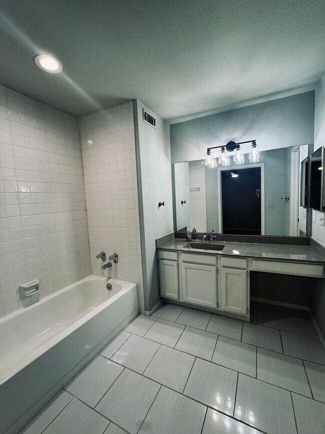 Building Photo - Beautifully Updated 2BR/2BA Condo in Gated Community – Modern Finishes & Pool Access