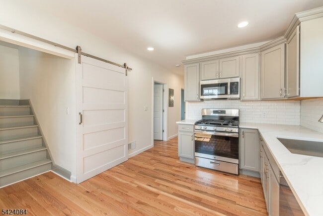 Building Photo - 39 Beekman St