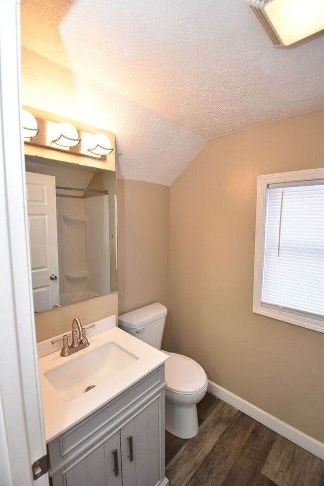 Building Photo - Mishawaka Northside 3 bedroom 1 1/2 story home with 2 bathrooms