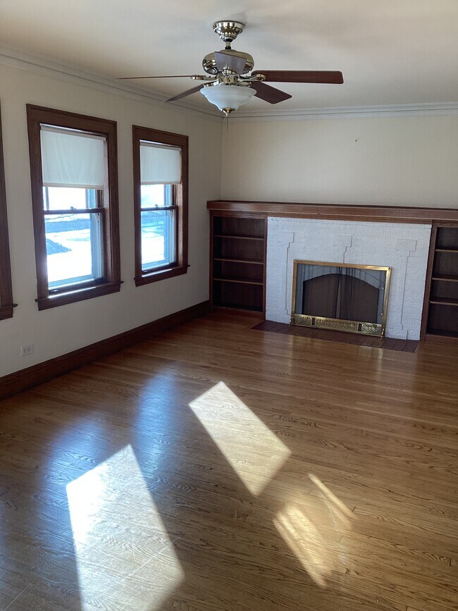 Living room - 1015 W Hillgrove Ave