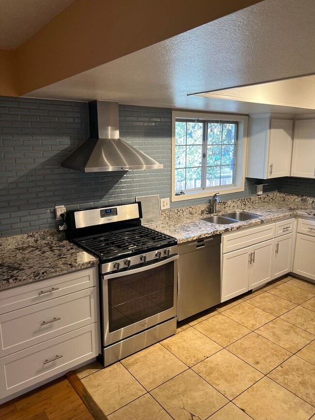Building Photo - Beautiful Rockridge Home for long term Lease.