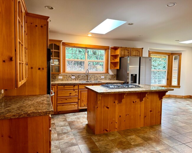 Building Photo - Expansive Bainbridge Island home and prope...